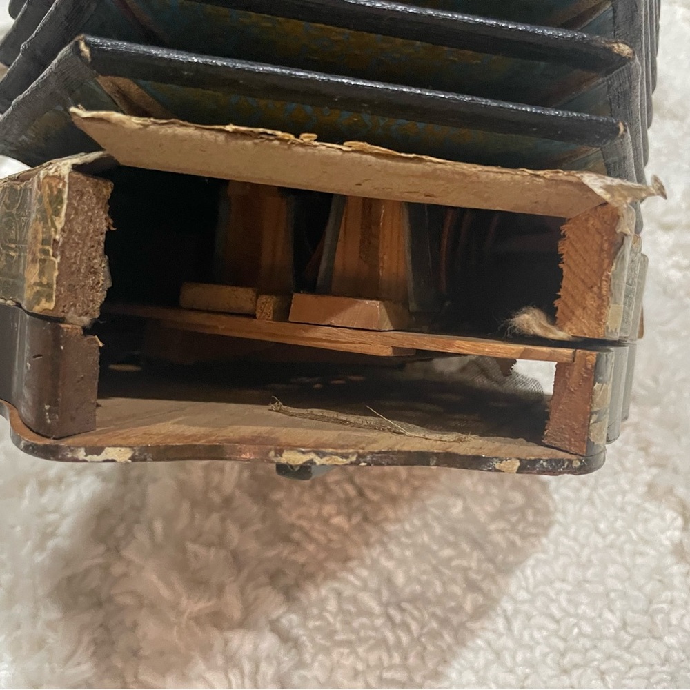 Antique wooden and paper accordion - non working / decorative. - Picture 8 of 9